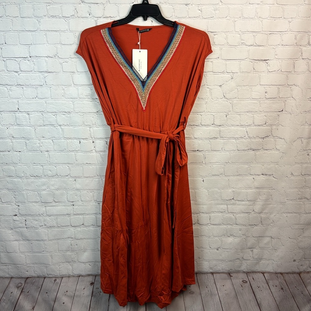 BloomChic Orange V-Neck Embroidery Detail Pocket Dress Size Medium - Picture 2 of 6